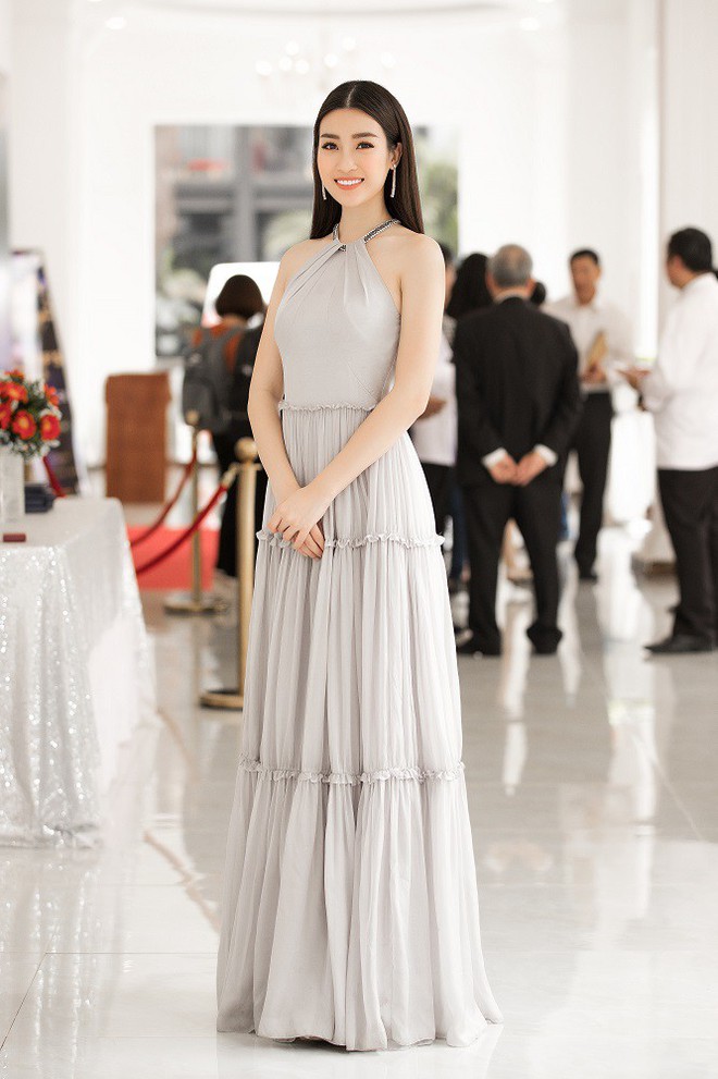 Hoa hậu Đỗ Mỹ Linh khoe vẻ đẹp dịu dàng, quyến rũ - Ảnh 2.