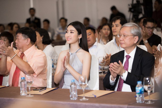 Hoa hậu Đỗ Mỹ Linh khoe vẻ đẹp dịu dàng, quyến rũ - Ảnh 5.