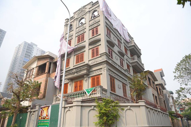 căn biệt thự của gia đình ông Nguyễn Thanh Hóa đang bị phá dỡ.