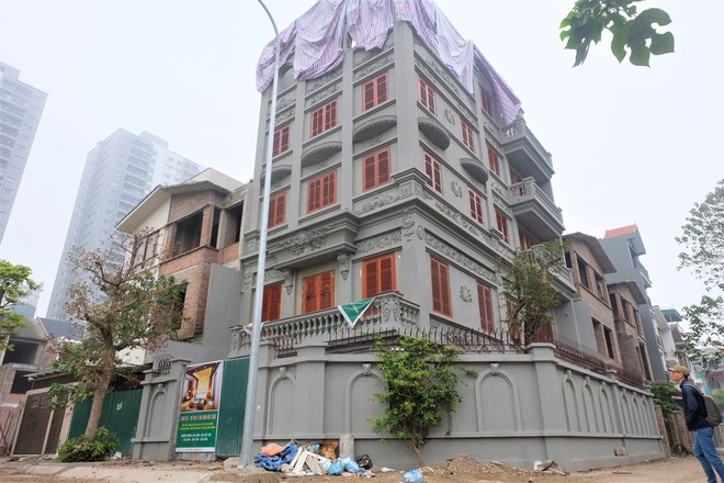 Nhìn gần biệt thự của gia đình ông Nguyễn Thanh Hóa đang bị tháo dỡ tầng trái phép - Ảnh 1.