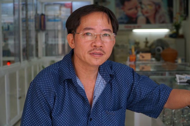Người hùng” lao đến vật ngã kẻ dùng kính đâm vào cổ nữ chủ tiệm ở Sài Gòn - Ảnh 3.