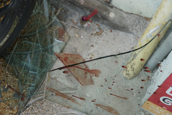 Người hùng” lao đến vật ngã kẻ dùng kính đâm vào cổ nữ chủ tiệm ở Sài Gòn - Ảnh 2.