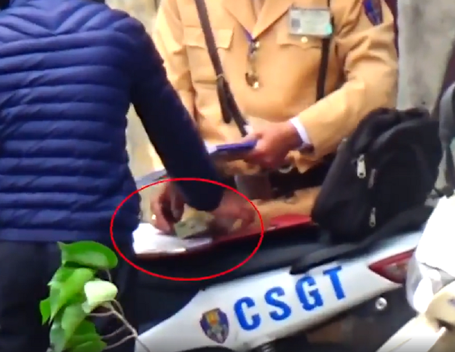 Nhiều CSGT Hà Nội bị tạm đình chỉ vì nghi mãi lộ - Ảnh 1.