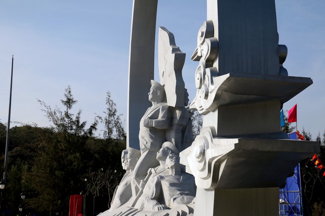 Dâng hương tưởng niệm 64 chiến sĩ anh dũng hy sinh tại Gạc Ma - Ảnh 6.