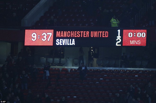 Thua tủi hổ, Man United xứng đáng cúi gằm mặt rời Champions League - Ảnh 27.