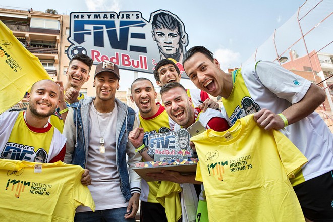 Dưỡng thương ở quê nhà, Neymar tranh thủ cày kéo trên sới bạc trực tuyến - Ảnh 3.