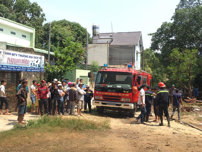 Kho phế liệu trong khu dân cư bốc cháy ngùn ngụt, hàng trăm học sinh di tản tránh nạn - Ảnh 4.