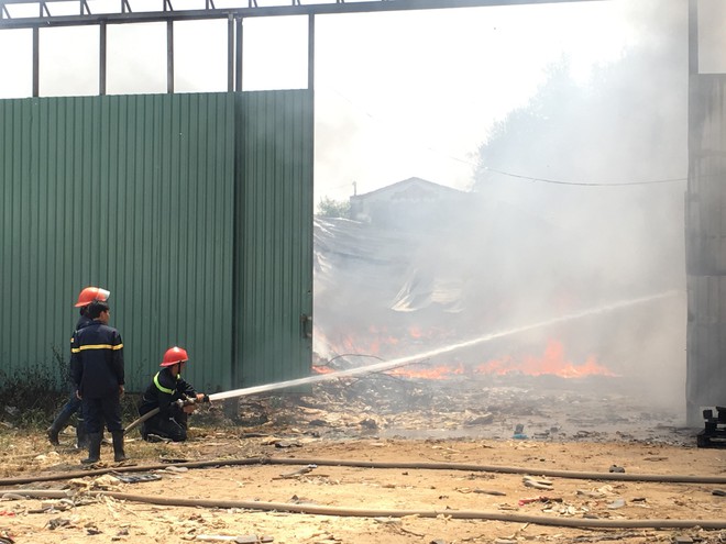 Kho phế liệu trong khu dân cư bốc cháy ngùn ngụt, hàng trăm học sinh di tản tránh nạn - Ảnh 5.