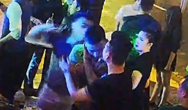 Lộ clip phóng viên bị đánh dã man trong quán bar ở Đà Nẵng - Ảnh 2.