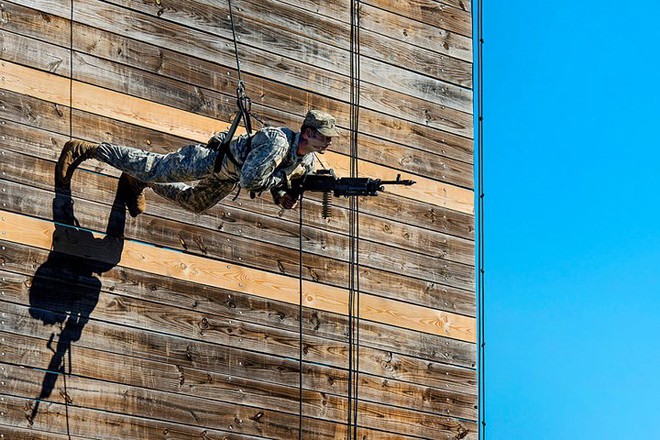 Ngỡ ngàng kỹ năng dùng dây vượt chướng ngại vật của lính Mỹ - Ảnh 14.