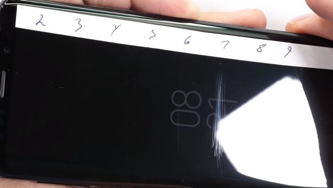 Cận cảnh màn tra tấn Galaxy S9: Dao kéo sắc nhọn chịu thua, lửa đốt chỉ là chuyện nhỏ - Ảnh 2.