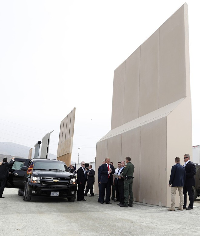 Tổng thống Trump đi thị sát mẫu tường biên giới ngăn Mỹ-Mexico - Ảnh 1.