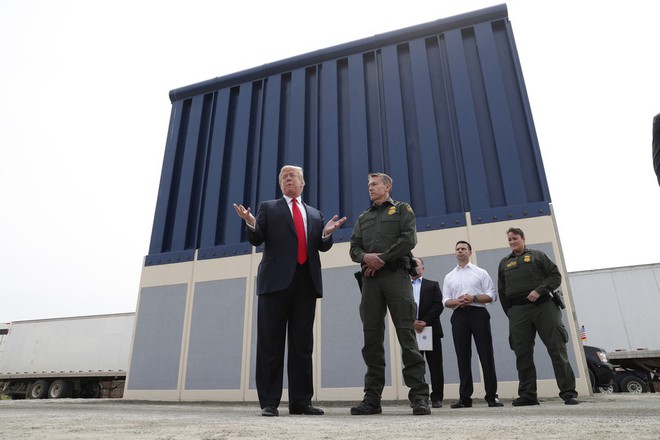 Tổng thống Trump đi thị sát mẫu tường biên giới ngăn Mỹ-Mexico - Ảnh 2.