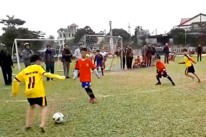 Clip cậu bé Hà Tĩnh đi bóng vi diệu như Messi gây sốt mạng xã hội - Ảnh 1.