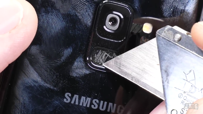Cận cảnh màn tra tấn Galaxy S9: Dao kéo sắc nhọn chịu thua, lửa đốt chỉ là chuyện nhỏ - Ảnh 5.