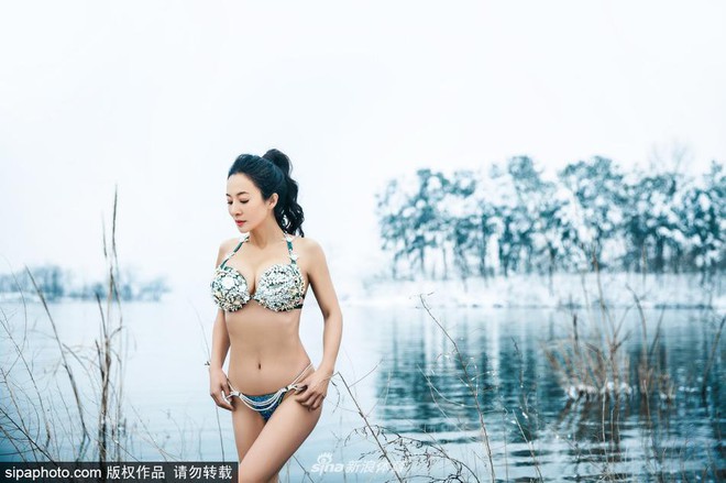Người mẫu 50 tuổi mặc bikini khoe thân hình gợi cảm giữa thời tiết lạnh - 40 độ C - Ảnh 11.