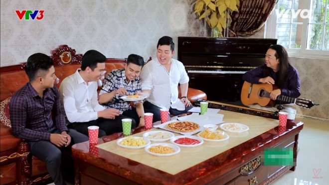 Quang Lê tự tay đút thức ăn cho học trò nam, cùng nấu ăn với nhóm thí sinh nữ  - Ảnh 1.