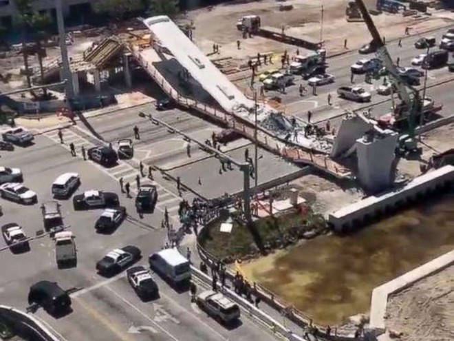 Video, ảnh: Sập cầu đi bộ nặng gần 1.000 tấn, hàng loạt người chết - Ảnh 4.