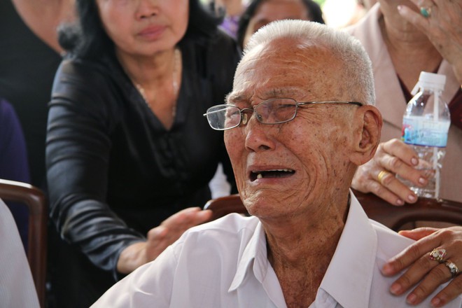 Bạn thời thơ ấu bật khóc kể kỷ niệm với nguyên Thủ tướng Phan Văn Khải - Ảnh 3.