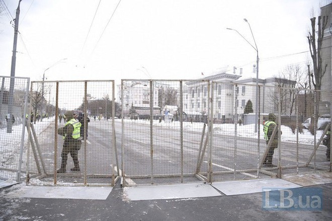 [Chùm ảnh] Ukraine triển khai an ninh dày đặc phong tỏa ĐSQ Nga để chặn cử tri bỏ phiếu - Ảnh 6.
