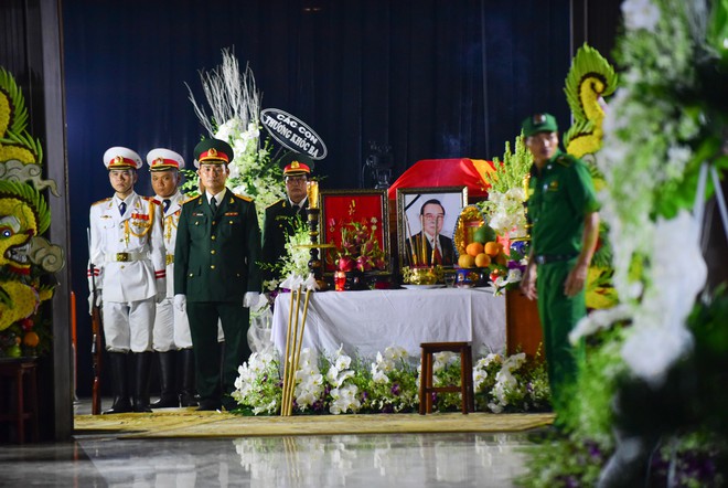 Người dân vượt đường xa đến viếng nguyên Thủ tướng Phan Văn Khải trong đêm - Ảnh 4.