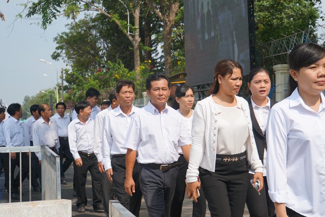 Người dân vượt đường xa đến viếng nguyên Thủ tướng Phan Văn Khải trong đêm - Ảnh 6.