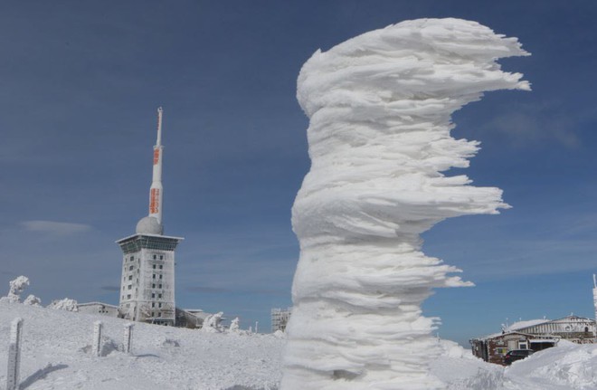 24h qua ảnh: Khoảnh khắc hổ Siberia bay lên trên không bắt mồi - Ảnh 3.