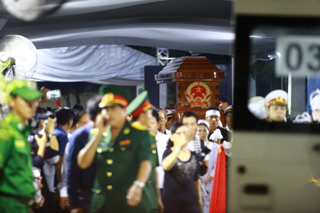 Hàng nghìn người dân đứng bên đường đưa tiễn linh cữu nguyên Thủ tướng Phan Văn Khải - Ảnh 4.