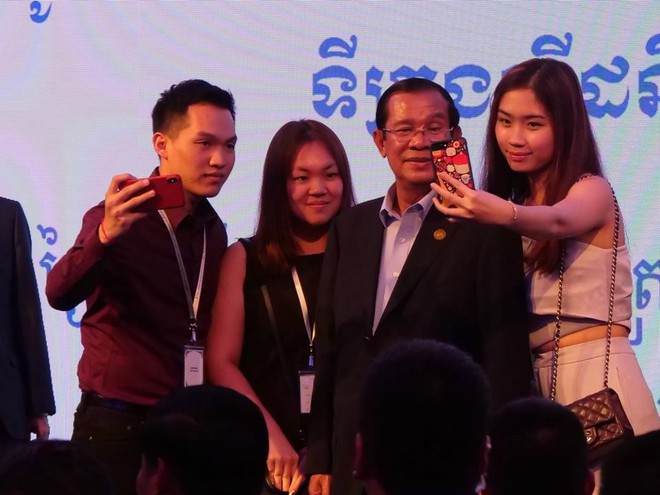 Chùm ảnh: Tinh thần selfie cao độ của Thủ tướng Campuchia cùng các nguyên thủ ASEAN - Ảnh 6.