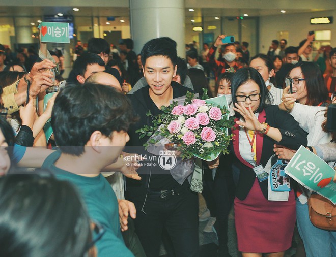 Ngộ Không Lee Seung Gi tươi rói nhận hoa, Yook Sung Jae điển trai giữa đám đông fan phấn khích tại sân bay Nội Bài - Ảnh 2.