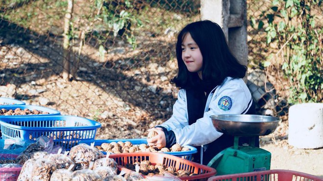 Ảnh hồi chưa biết ăn diện của cô gái Hà Giang bán hạt óc chó khiến dân mạng xin link - Ảnh 2.
