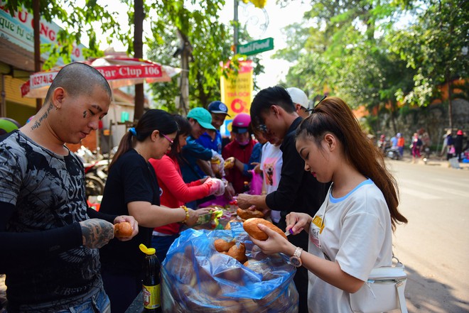 Du khách về chùa Bà Bình Dương không sợ đói, sợ khát vì thức ăn miễn phí phục vụ tận tay - Ảnh 3.