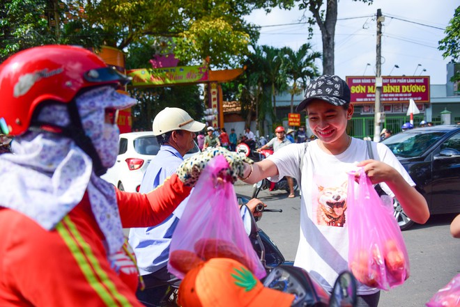 Du khách về chùa Bà Bình Dương không sợ đói, sợ khát vì thức ăn miễn phí phục vụ tận tay - Ảnh 5.