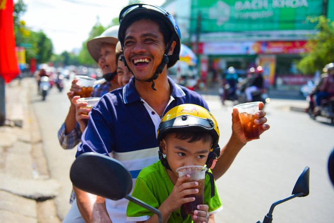 Du khách về chùa Bà Bình Dương không sợ đói, sợ khát vì thức ăn miễn phí phục vụ tận tay - Ảnh 8.