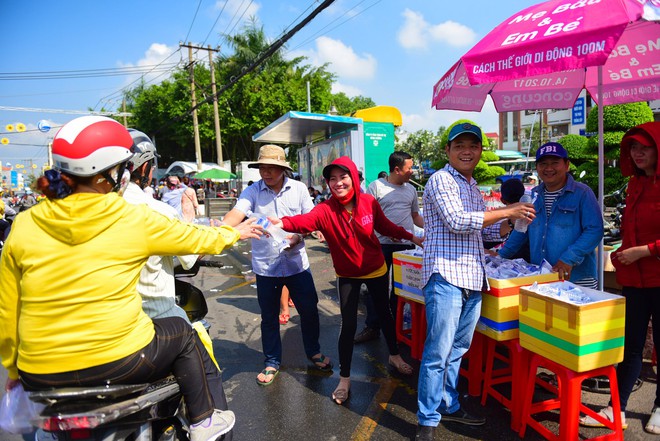 Du khách về chùa Bà Bình Dương không sợ đói, sợ khát vì thức ăn miễn phí phục vụ tận tay - Ảnh 9.