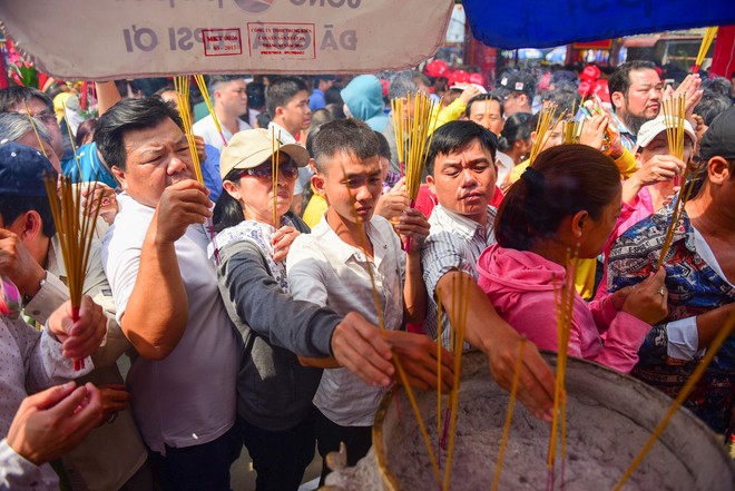 Du khách về chùa Bà Bình Dương không sợ đói, sợ khát vì thức ăn miễn phí phục vụ tận tay - Ảnh 12.