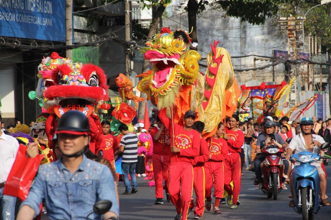 Ảnh: Người TP HCM chen nhau xem hội mừng Tết Nguyên tiêu của người Hoa - Ảnh 1.