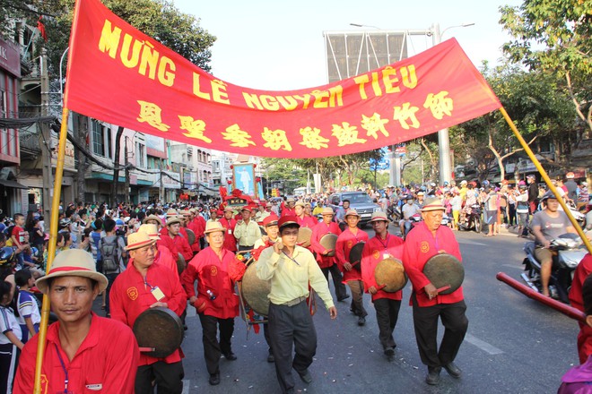 Ảnh: Người TP HCM chen nhau xem hội mừng Tết Nguyên tiêu của người Hoa - Ảnh 2.