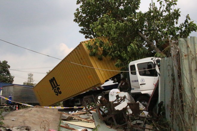 Xe container lao như tên qua dải phân cách, húc văng ô tô tải lên vỉa hè - Ảnh 6.