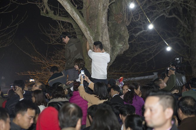 Dân trèo rào, vượt tường xô đẩy vào đền Trần dâng lễ cầu lộc trong đêm - Ảnh 15.