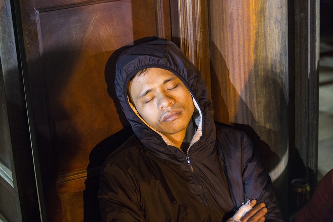 Người phụ nữ mặc áo mưa, ngủ qua đêm trên ghế đá chờ xin ấn đền Trần - Ảnh 14.