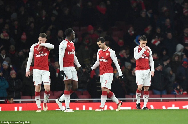 Emirates lại hóa chùa Bà Đanh và cái cúi đầu của Wenger - Ảnh 2.