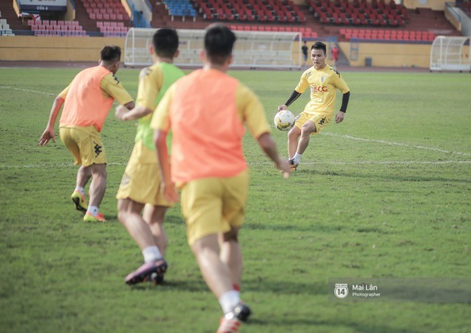 Đỗ Duy Mạnh mướt mải mồ hôi, luôn nở nụ cười tươi đốn tim fan nữ - Ảnh 12.