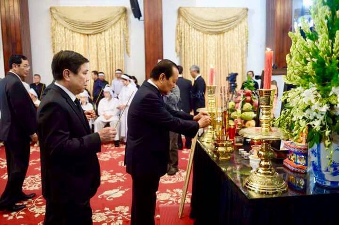 Tại lễ quốc tang thủ tướng Phan Văn Khải: Rất đông cán bộ đến thắp hương kính viếng.