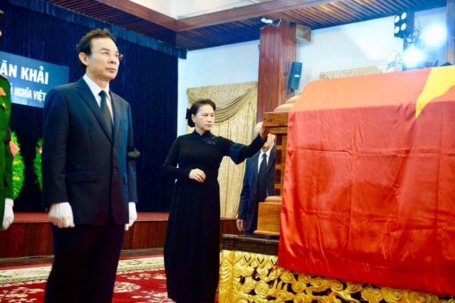 Chủ tịch Quốc hội Nguyễn Thị Kim Ngân đi quanh thi hài cố Thủ tướng Phan Văn Khải.