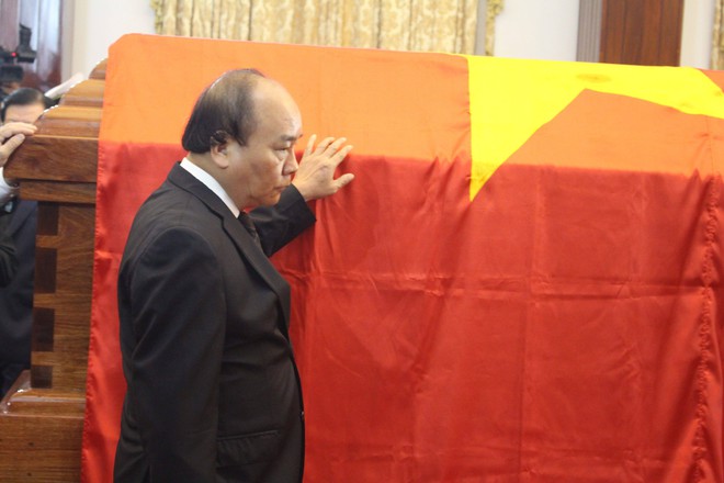 Tại lễ tang thủ tướng Phan Văn Khải: Thủ tướng Nguyễn Xuân Phúc đi quoanh linh cữu thủ tướng Phan Văn Khải.