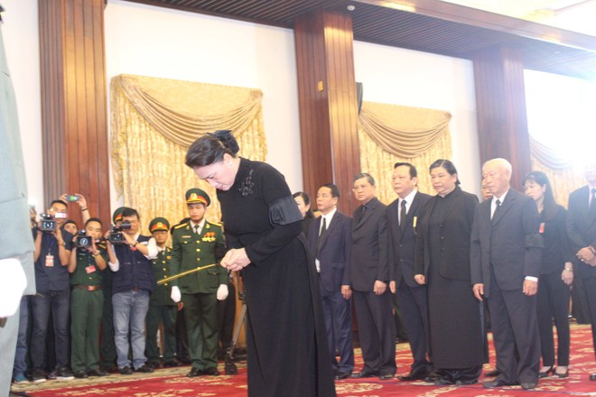 Chủ tịch Quốc hội Nguyễn Thị Kim Ngân dâng hương tại lễ tang nguyên thủ tướng Phan Văn Khải.