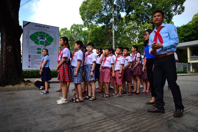 nhiều đoàn học sinh xếp hàng ngay ngắn trước cổng Hội trường Thống Nhất chờ đến giờ vào viếng nguyên Thủ tướng Phan Văn Khải.