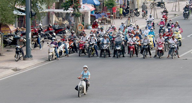 Những chiếc ô tô trong hình hài... xe máy trên đường phố Việt Nam - Ảnh 2.