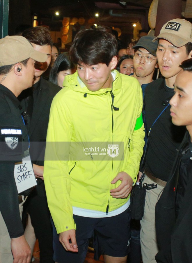 Đến nhà hàng Việt dùng bữa, tài tử Hoa du ký Lee Seung Gi, Yook Sung Jae cùng HLV U23 khó khăn thoát khỏi đám đông fan - Ảnh 8.